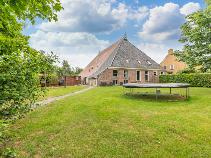 Groepsaccommodatie in Ruigahuizen (Friesland) voor 12 personen met 5 slaapkamers en 2 badkamers.