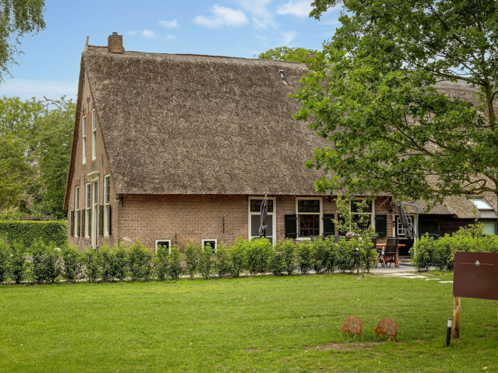 Groepsaccommodatie in Ruinerwold (Drenthe) voor 13 personen met 7 slaapkamers en 2 badkamers.
