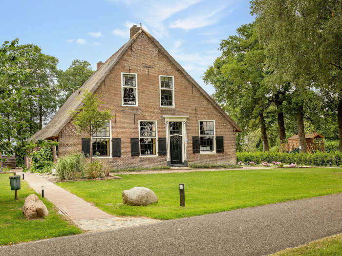 Groepsaccommodatie in Ruinerwold (Drenthe) voor 13 personen met 7 slaapkamers en 2 badkamers.