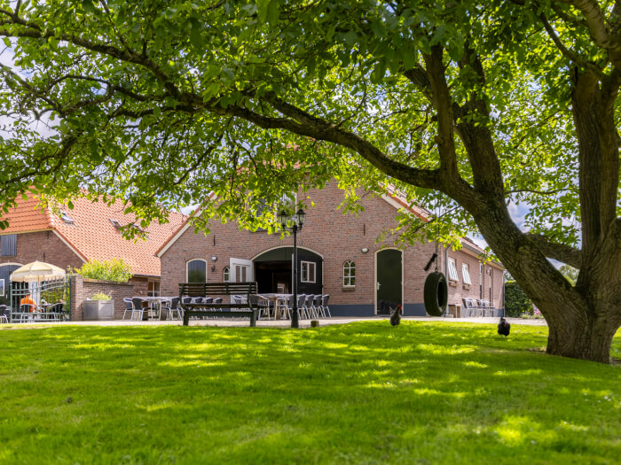 Groepsaccommodatie in Deest (Gelderland) voor 24 personen met 6 slaapkamers en 5 badkamers.