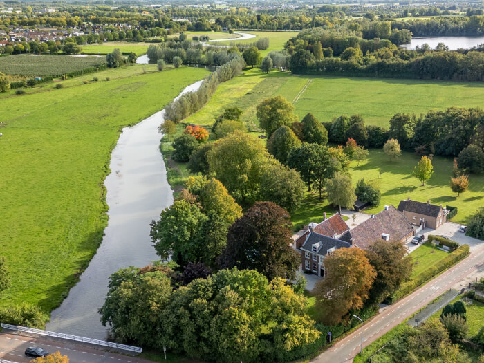 Groepsaccommodatie in Kerk Avezaath (Gelderland) voor 18 personen met 9 slaapkamers en 9 badkamers.