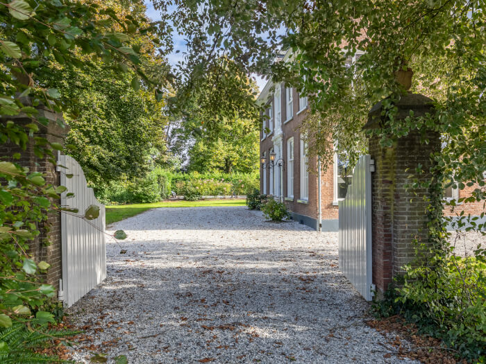 Groepsaccommodatie in Kerk Avezaath (Gelderland) voor 18 personen met 9 slaapkamers en 9 badkamers.