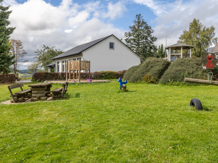 Groepsaccommodatie in Kustelberg (Noordrijn-Westfalen) voor 16 personen met 6 slaapkamers en 5 badkamers.