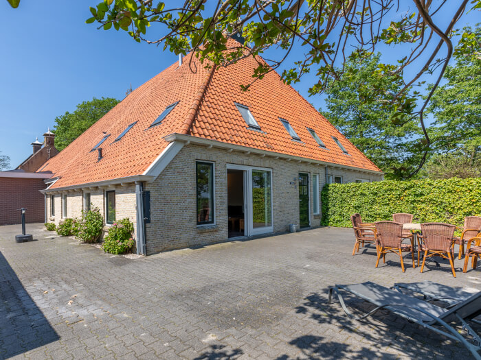 Groepsaccommodatie in Snikzwaag (Friesland) voor 10 personen met 4 slaapkamers en 2 badkamers.