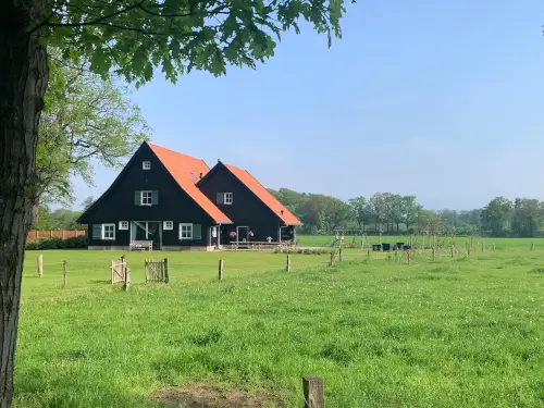 Exclusieve vakantiewoning met hottub op een nostalgisch Twents erf