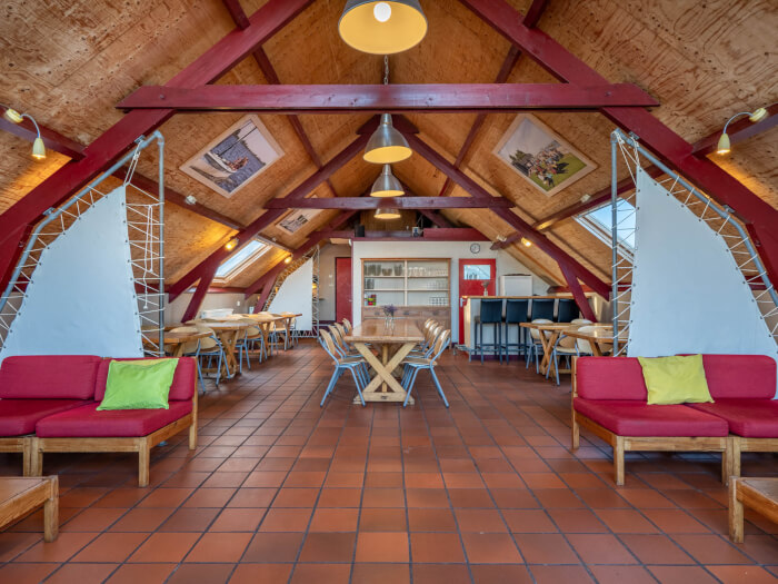 Groepsaccommodatie in Balk (Friesland) voor 40 personen met 7 slaapkamers en 6 badkamers.