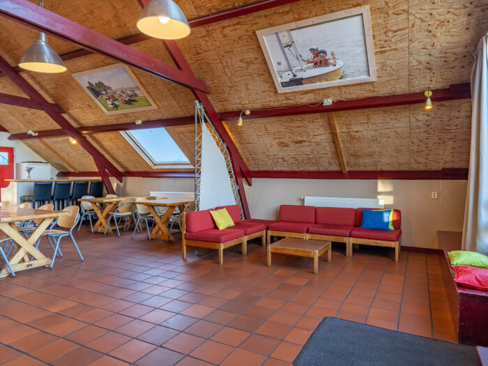 Groepsaccommodatie in Balk (Friesland) voor 40 personen met 7 slaapkamers en 6 badkamers.