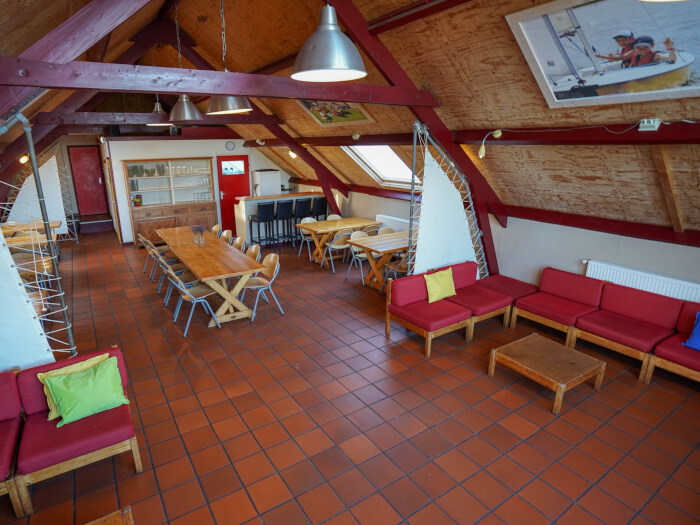 Groepsaccommodatie in Balk (Friesland) voor 40 personen met 7 slaapkamers en 6 badkamers.