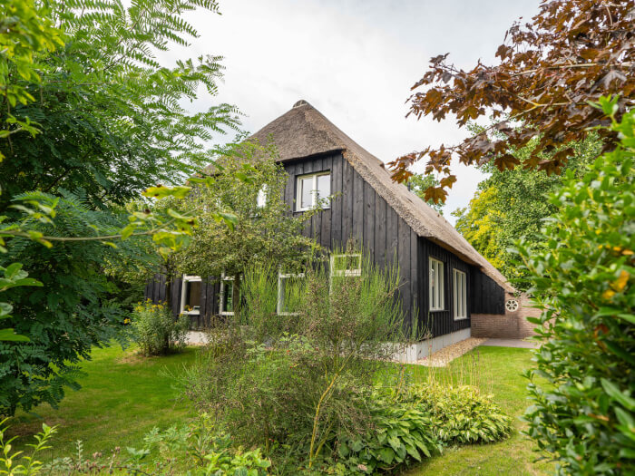 Groepsaccommodatie in Dalen (Drenthe) voor 10 personen met 5 slaapkamers en 5 badkamers.