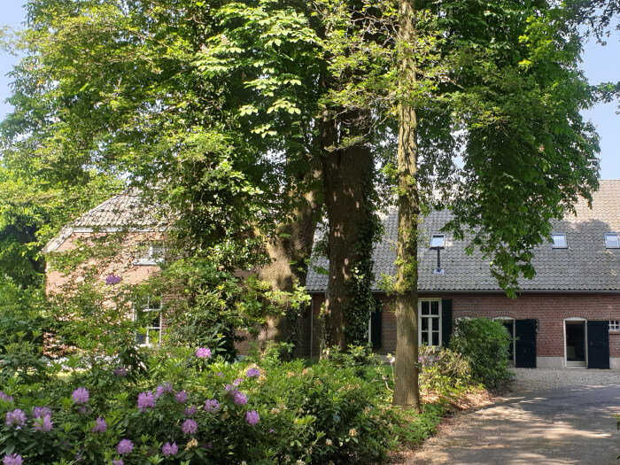 Groepsaccommodatie in Zenderen (Overijssel) voor 20 personen met 6 slaapkamers en 4 badkamers.