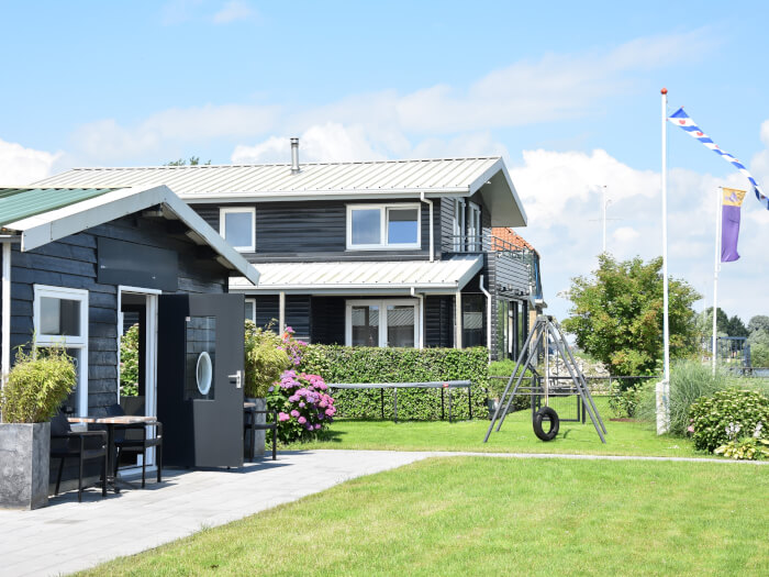 Groepsaccommodatie in Sneek (Friesland) voor 40 personen met 10 slaapkamers en 6 badkamers.