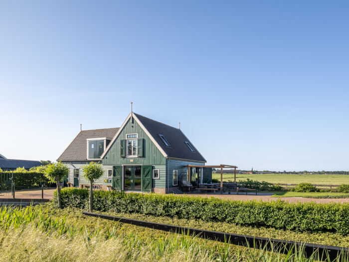 Groepsaccommodatie in Middenbeemster (Noord-Holland) voor 24 personen met 5 slaapkamers en 5 badkamers.