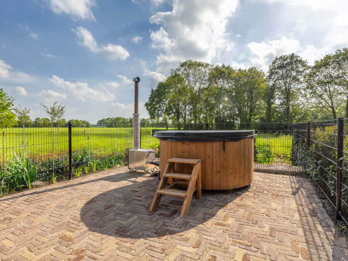 Groepsaccommodatie in Wapse (Drenthe) voor 20 personen met 9 slaapkamers en 5 badkamers.