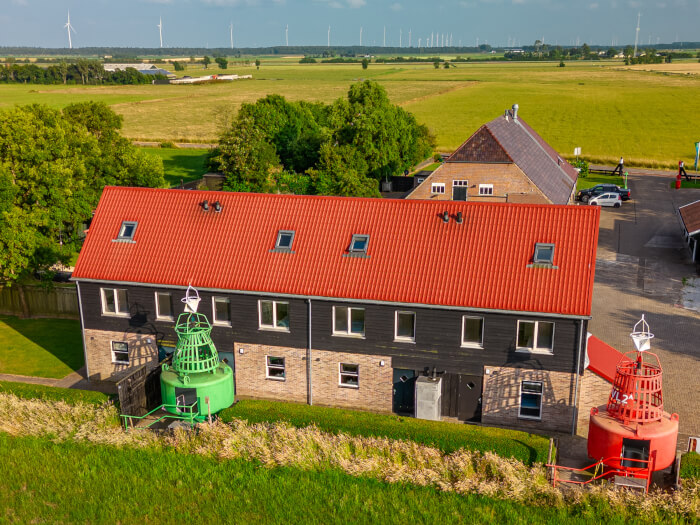 Groepsaccommodatie in Hippolytushoef (Noord-Holland) voor 20 personen met 9 slaapkamers en 4 badkamers.