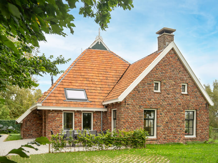 Groepsaccommodatie in Engwierum (Friesland) voor 12 personen met 6 slaapkamers en 2 badkamers.
