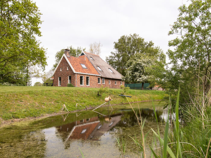 Groepsaccommodatie in Engwierum (Friesland) voor 12 personen met 6 slaapkamers en 2 badkamers.