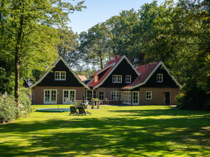 Groepsaccommodatie in Losser (Overijssel) voor 20 personen met 10 slaapkamers en 8 badkamers.
