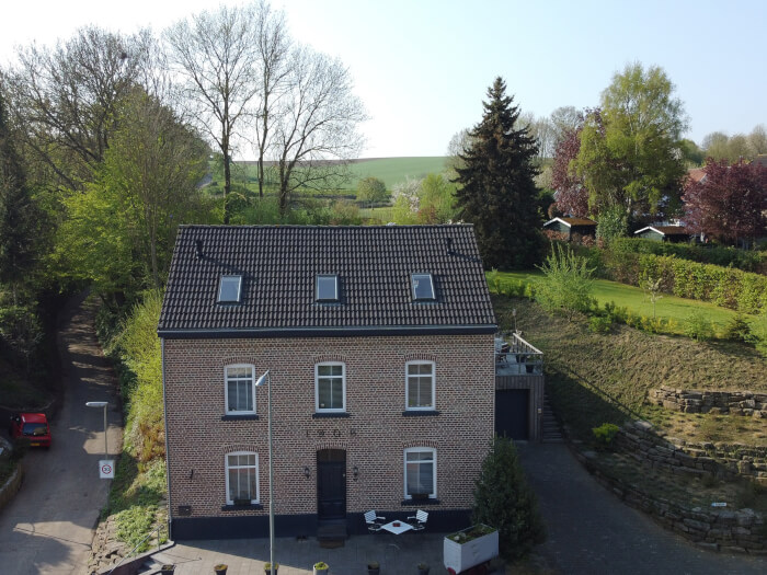 Groepsaccommodatie in Eys (Limburg) voor 10 personen met 5 slaapkamers en 4 badkamers.