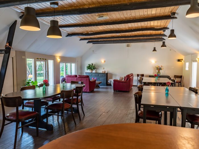 Groepsaccommodatie in Wapserveen (Drenthe) voor 15 personen met 7 slaapkamers en 7 badkamers.