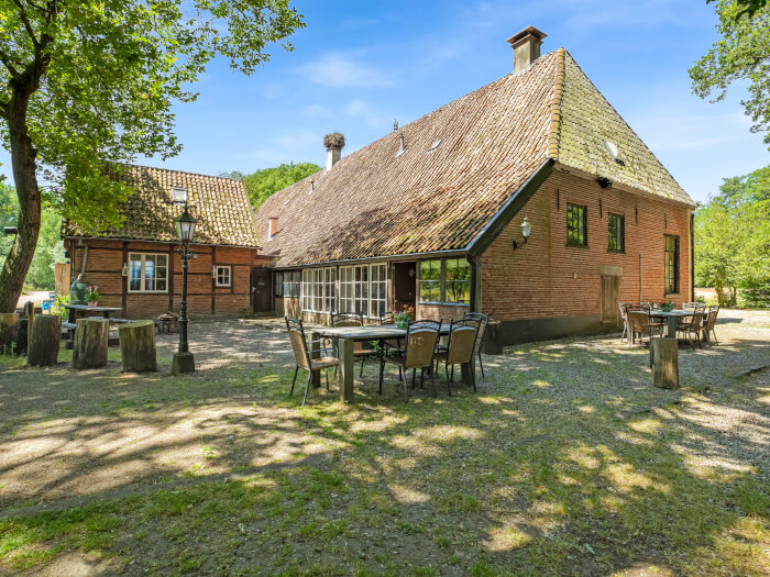 Groepsaccommodatie in Rossum (Overijssel) voor 10 personen met 5 slaapkamers en 2 badkamers.