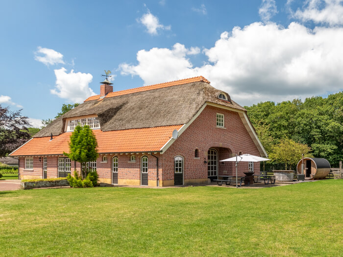 Groepsaccommodatie in Ambt Delden (Overijssel) voor 16 personen met 7 slaapkamers en 4 badkamers.