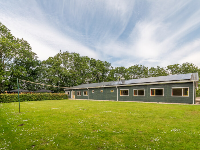 Groepsaccommodatie in Nagele (Flevoland) voor 44 personen met 11 slaapkamers en 8 badkamers.