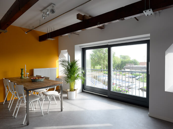 Groepsaccommodatie in Elahuizen (Friesland) voor 12 personen met 4 slaapkamers en 4 badkamers.