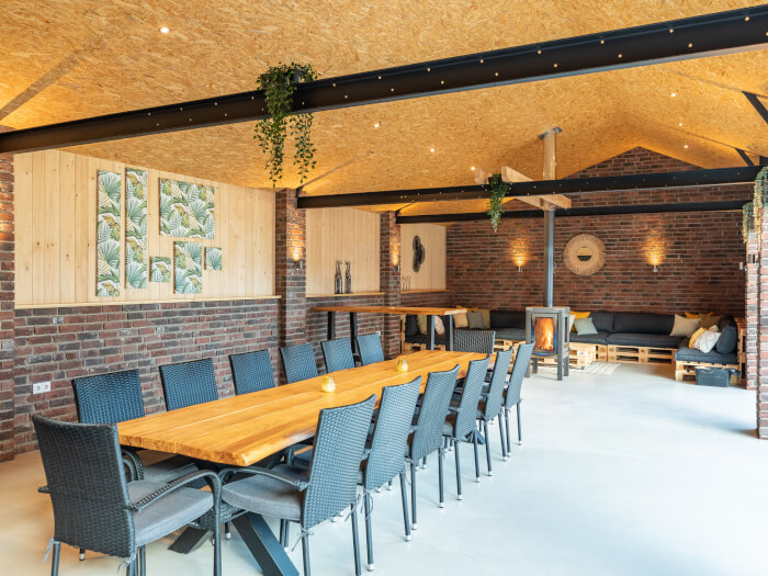 Groepsaccommodatie in Megchelen (Gelderland) voor 16 personen met 7 slaapkamers en 3 badkamers.