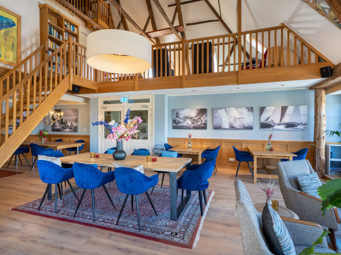 Groepsaccommodatie in Goingarijp (Friesland) voor 16 personen met 6 slaapkamers en 6 badkamers.
