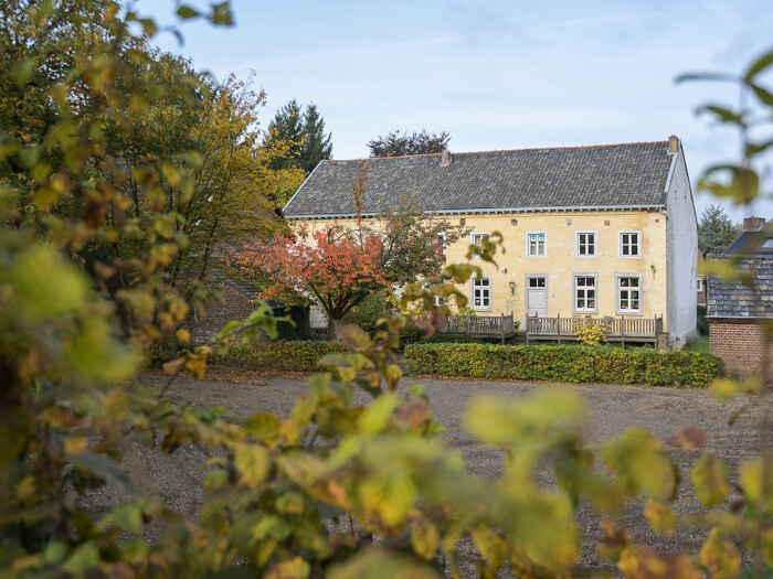 Groepsaccommodatie in Schin op Geul (Limburg) voor 40 personen met 6 slaapkamers en 6 badkamers.