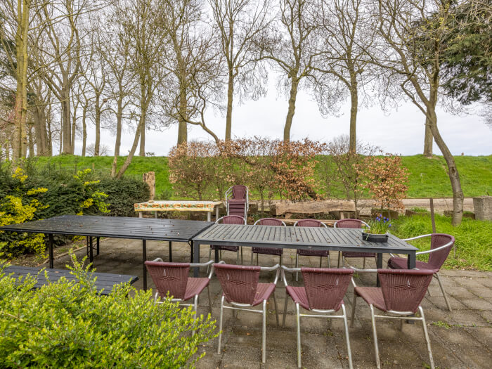 Groepsaccommodatie in Ravenstein (Noord-Brabant) voor 20 personen met 6 slaapkamers en 5 badkamers.