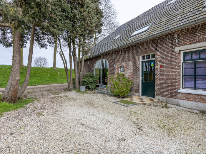 Groepsaccommodatie in Ravenstein (Noord-Brabant) voor 20 personen met 6 slaapkamers en 5 badkamers.