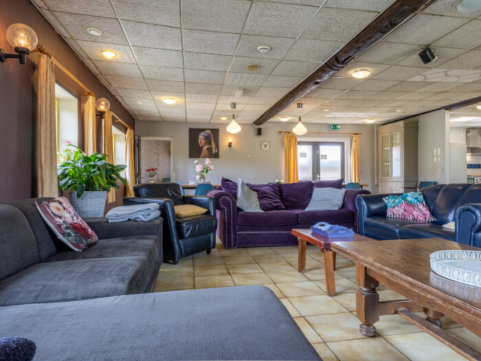 Groepsaccommodatie in Ravenstein (Noord-Brabant) voor 20 personen met 6 slaapkamers en 5 badkamers.