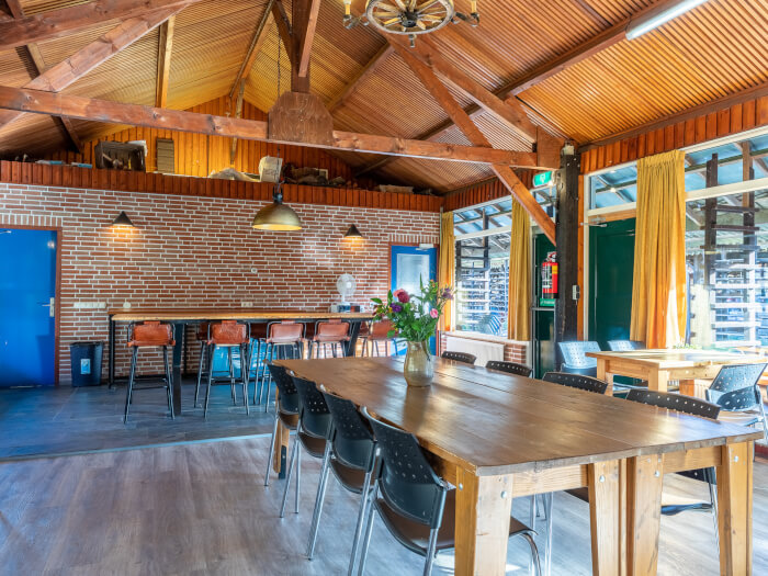 Groepsaccommodatie in Zevenaar (Gelderland) voor 20 personen met 10 slaapkamers en 10 badkamers.