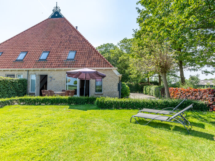 Groepsaccommodatie in Snikzwaag (Friesland) voor 10 personen met 4 slaapkamers en 2 badkamers.
