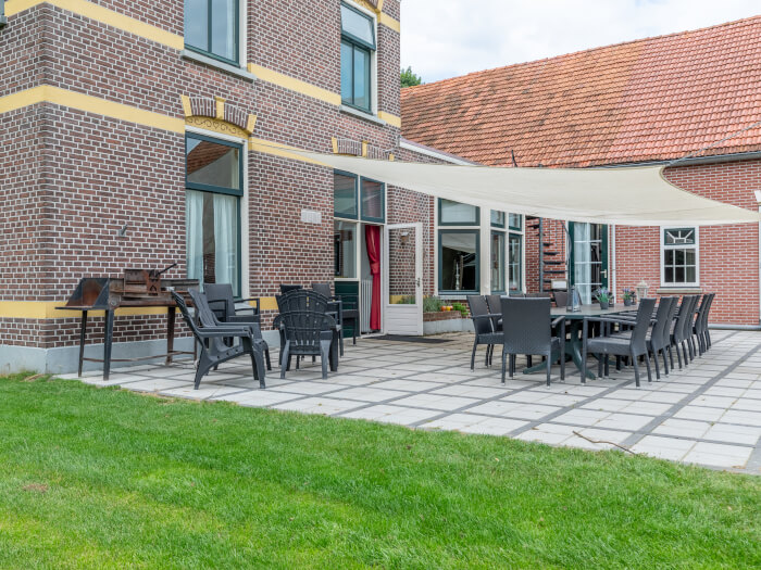 Groepsaccommodatie in Winterswijk (Gelderland) voor 22 personen met 9 slaapkamers en 5 badkamers.