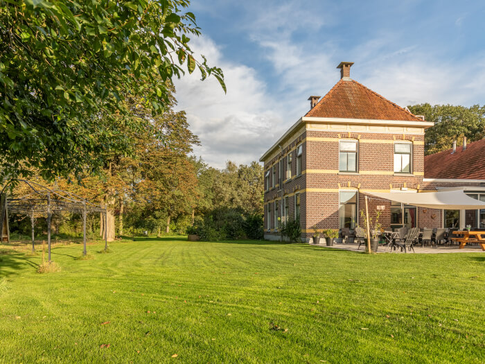 Groepsaccommodatie in Winterswijk (Gelderland) voor 22 personen met 9 slaapkamers en 5 badkamers.