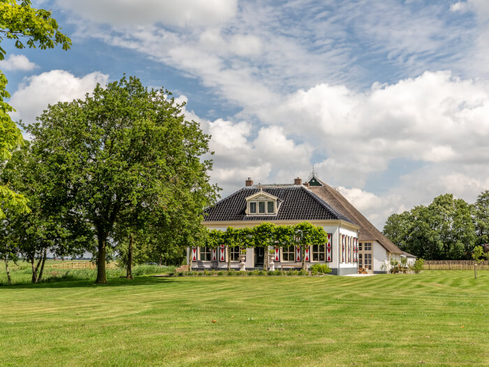 Groepsaccommodatie in Rijs (Friesland) voor 14 personen met 5 slaapkamers en 2 badkamers.