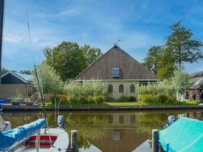 Groepsaccommodatie in Uitwellingerga (Friesland) voor 12 personen met 6 slaapkamers en 2 badkamers.
