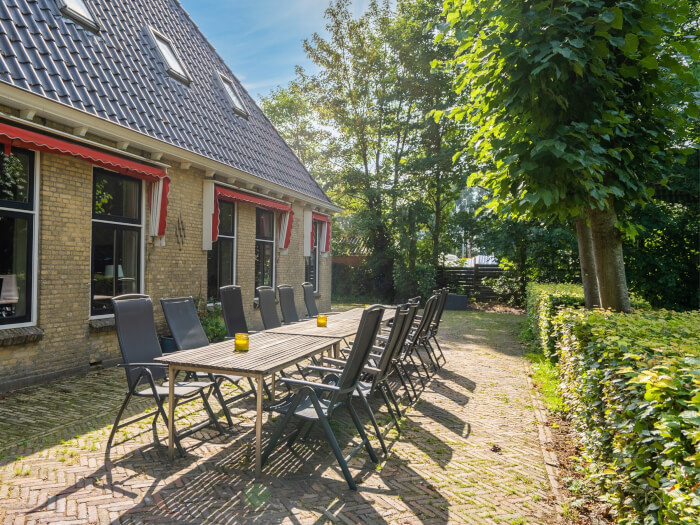 Groepsaccommodatie in Uitwellingerga (Friesland) voor 12 personen met 6 slaapkamers en 2 badkamers.