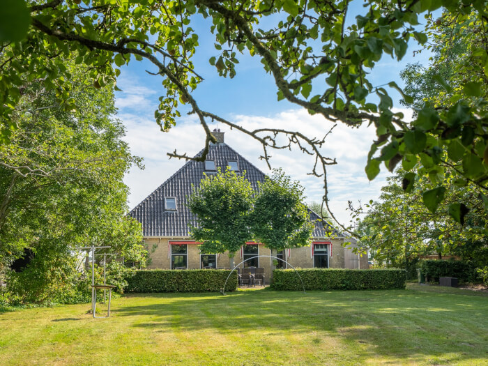 Groepsaccommodatie in Uitwellingerga (Friesland) voor 12 personen met 6 slaapkamers en 2 badkamers.