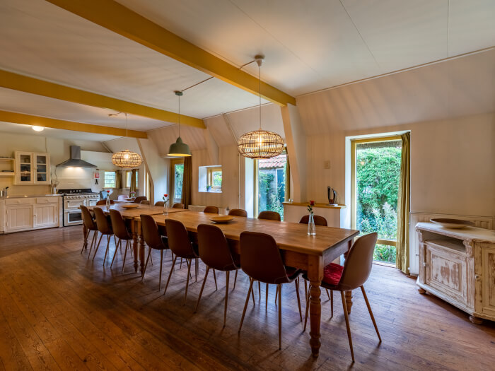 Groepsaccommodatie in Wapse (Drenthe) voor 16 personen met 6 slaapkamers en 3 badkamers.