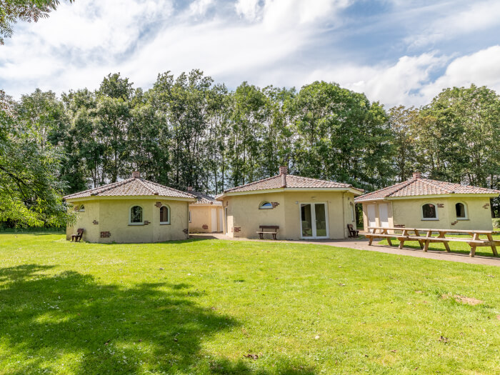 Groepsaccommodatie in Zevenaar (Gelderland) voor 16 personen met 8 slaapkamers en 8 badkamers.