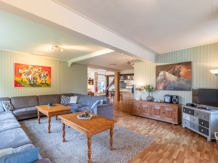 Groepsaccommodatie in Nijeveen (Drenthe) voor 30 personen met 9 slaapkamers en 6 badkamers.