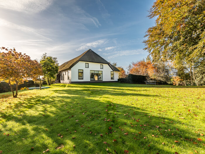 Groepsaccommodatie in Nijeveen (Drenthe) voor 30 personen met 9 slaapkamers en 6 badkamers.