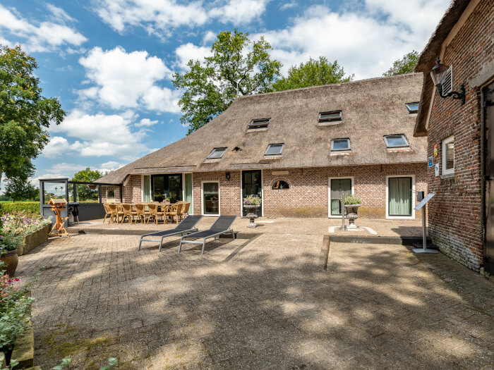 Groepsaccommodatie in Zuidwolde (Drenthe) voor 10 personen met 5 slaapkamers en 3 badkamers.