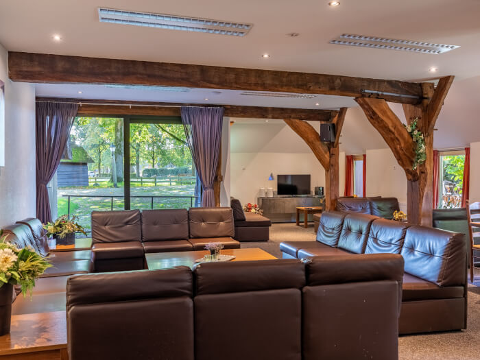 Groepsaccommodatie in Orvelte (Drenthe) voor 18 personen met 8 slaapkamers en 7 badkamers.