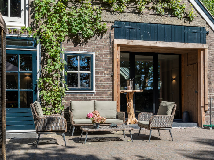Groepsaccommodatie in Grolloo (Drenthe) voor 12 personen met 5 slaapkamers en 3 badkamers.