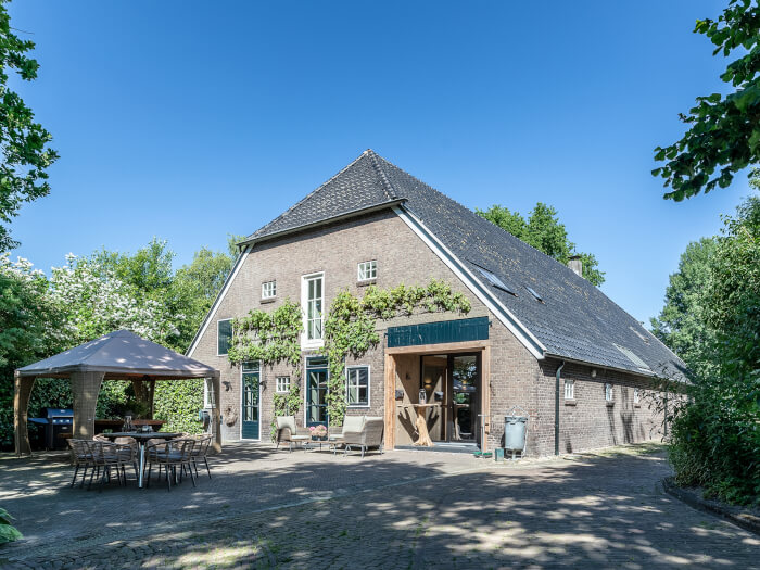 Groepsaccommodatie in Grolloo (Drenthe) voor 12 personen met 5 slaapkamers en 3 badkamers.