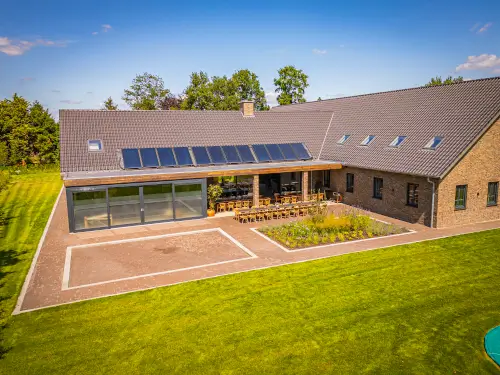 Luxe familiehuis met groot buitenterrein & overdekte speelruimte